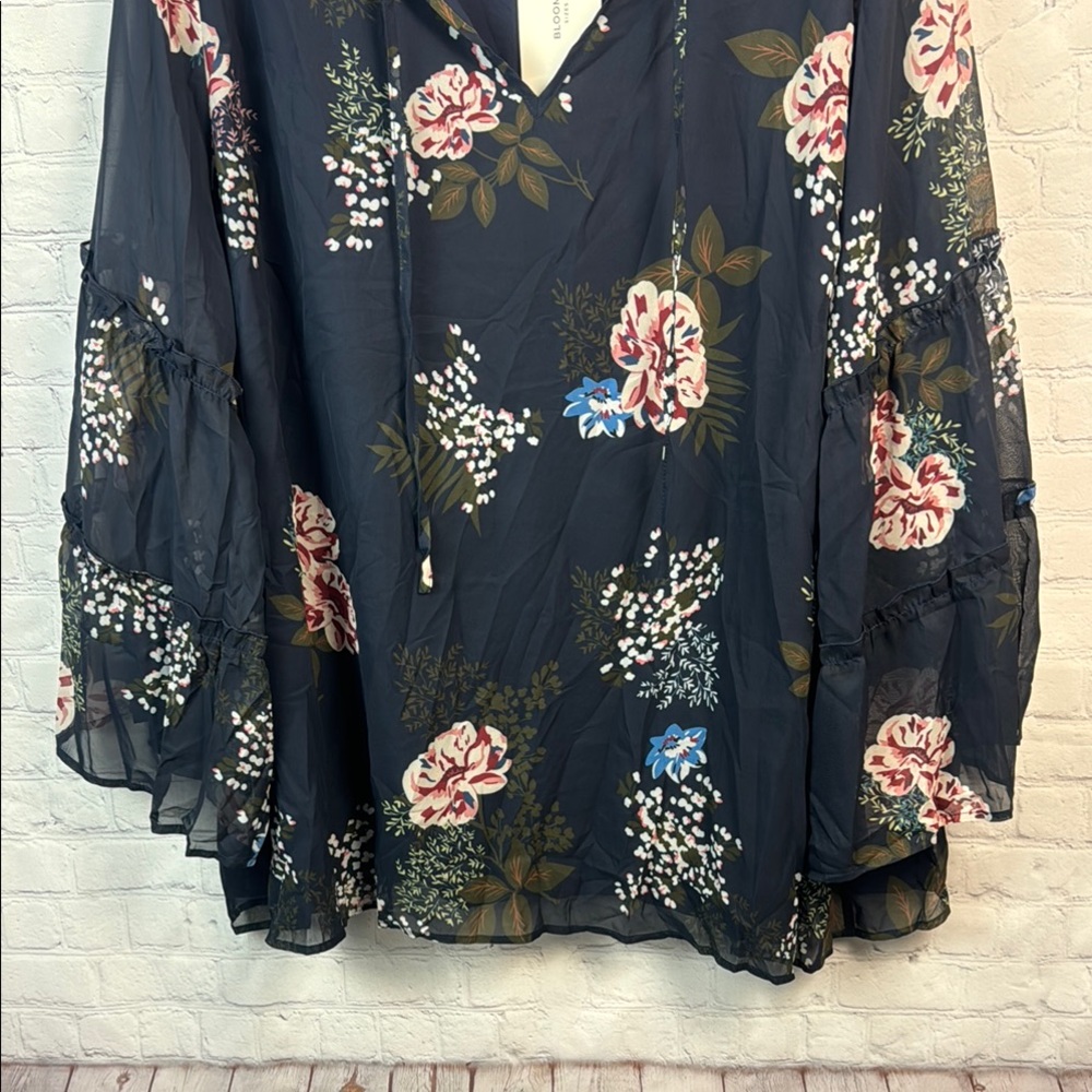 BloomChic Blue Floral Bell Sleeve Sheer Overlay Blouse Plus Size 5X 28 - Picture 6 of 8